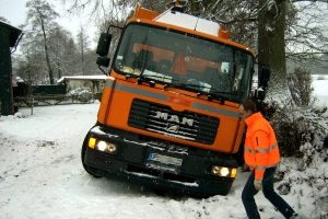 Müllwagen bei Schneeglätte