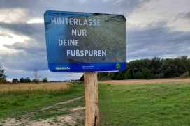 Schild Fußspuren