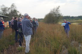 Dan Zelck von der Arbeitsgemeinschaft Torfbahn e.V. erläutert Flora und Fauna im Himmelmoor